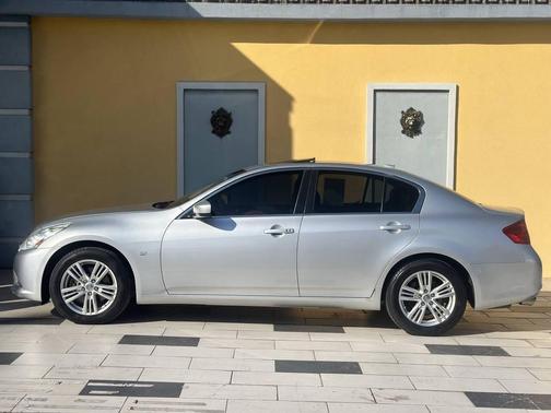 2015 INFINITI Q40 Base