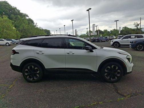 Glacial White Pearl 2023 Kia Sportage X-Line