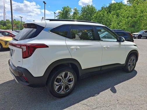 Clear White/Black Roof 2024 Kia Seltos S