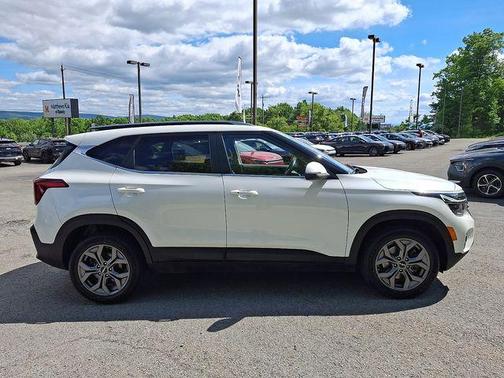 Clear White/Black Roof 2024 Kia Seltos S