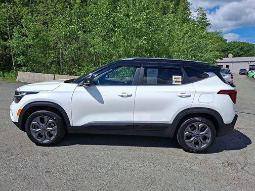 Clear White/Black Roof 2024 Kia Seltos S
