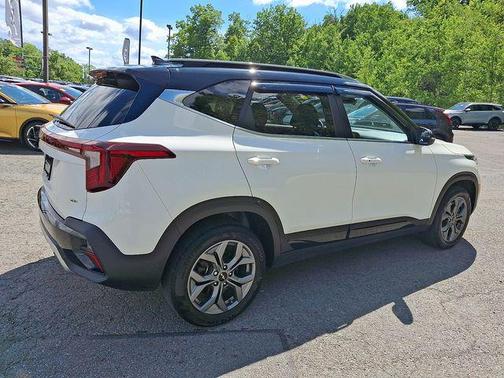Clear White/Black Roof 2024 Kia Seltos S