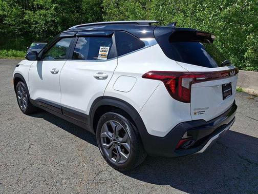 Clear White/Black Roof 2024 Kia Seltos S