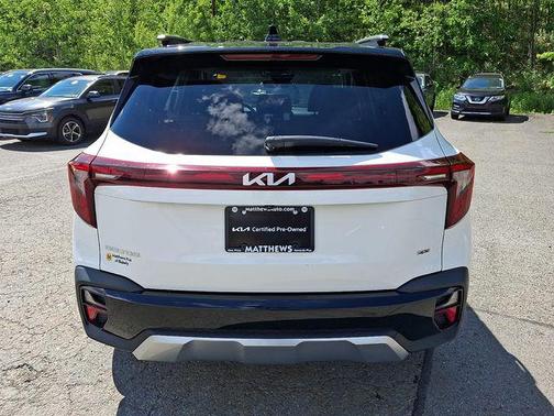 Clear White/Black Roof 2024 Kia Seltos S