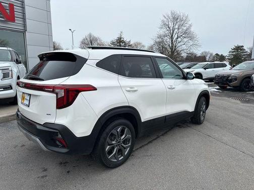 Snow White Pearl 2024 Kia Seltos S