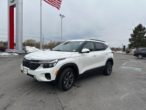 Snow White Pearl 2024 Kia Seltos S