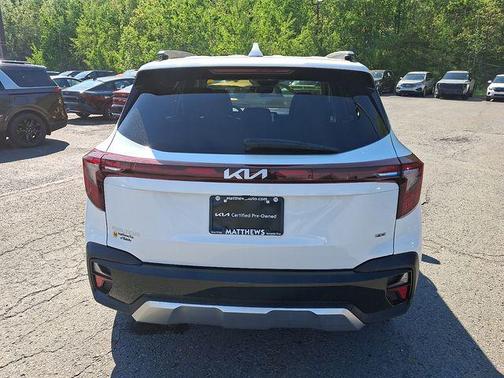 Clear White/Black Roof 2024 Kia Seltos S