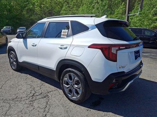 Clear White/Black Roof 2024 Kia Seltos S