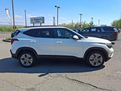 Clear White/Black Roof 2024 Kia Seltos S