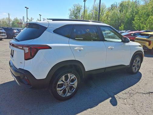 Clear White/Black Roof 2024 Kia Seltos S