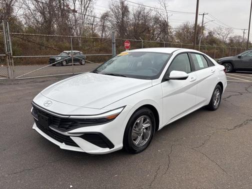 2025 Hyundai ELANTRA SE