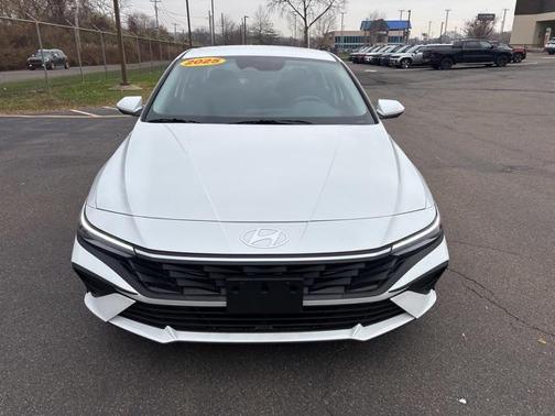2025 Hyundai ELANTRA SE