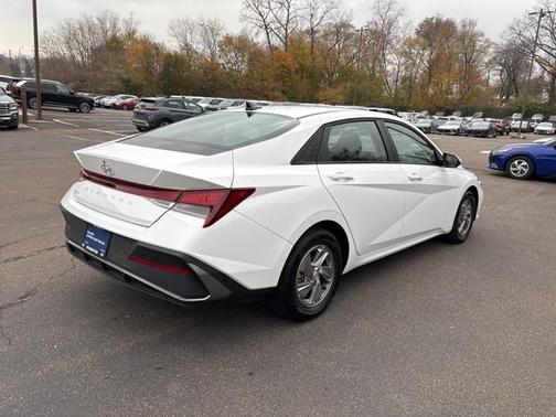 2025 Hyundai ELANTRA SE
