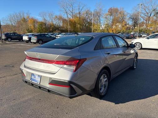 2025 Hyundai ELANTRA SE