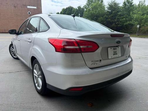 Ingot Silver Metallic 2018 Ford Focus SE