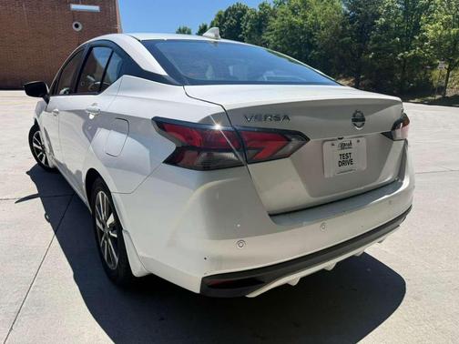 Aspen White TriCoat Pearl 2021 Nissan Versa 1.6 SV