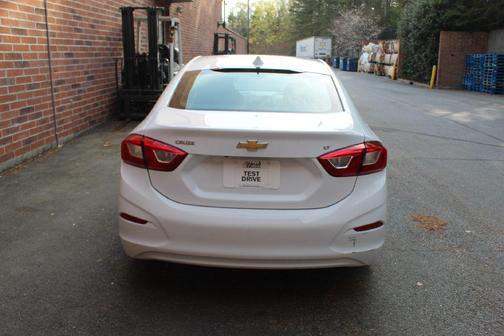 Summit White 2018 Chevrolet Cruze LT
