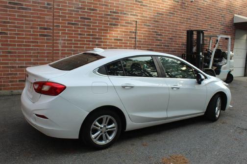 Summit White 2018 Chevrolet Cruze LT