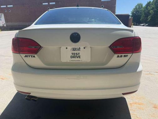 Candy White 2011 Volkswagen Jetta SE
