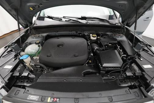 2021 Volvo XC40 T5 Momentum