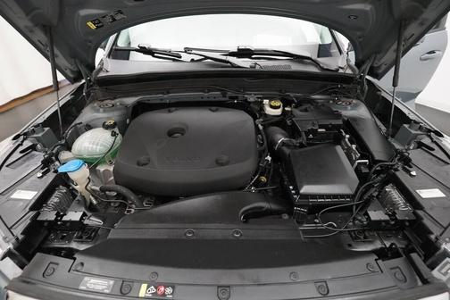 2021 Volvo XC40 T5 Momentum