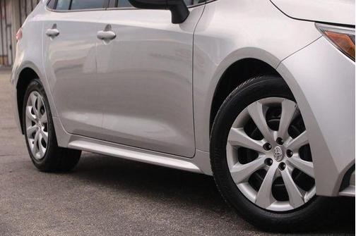 Classic Silver Metallic/Midnight Black Metallic 2024 Toyota Corolla LE