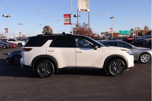 2024 Nissan Pathfinder SL 4WD