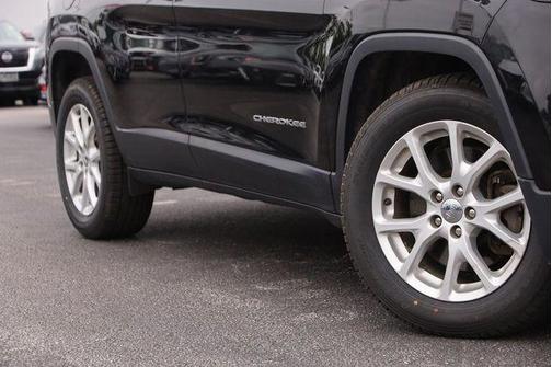 Brilliant Black Crystal Pearlcoat 2016 Jeep Cherokee Latitude