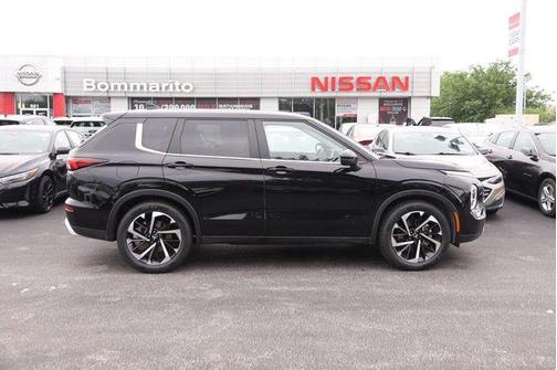 Labrador Black Pearl 2024 Mitsubishi Outlander SE S-AWC