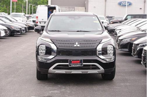 Labrador Black Pearl 2024 Mitsubishi Outlander SE S-AWC