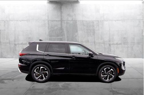Labrador Black Pearl 2024 Mitsubishi Outlander SE S-AWC
