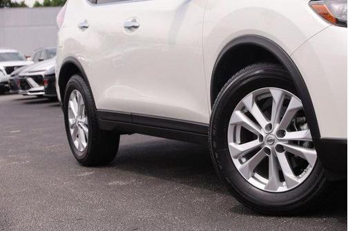 Pearl White 2015 Nissan Rogue SV