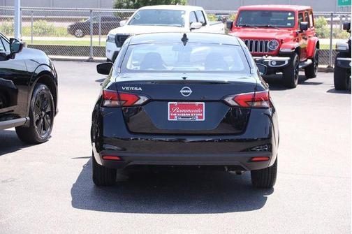 Super Black 2025 Nissan Versa 1.6 SV