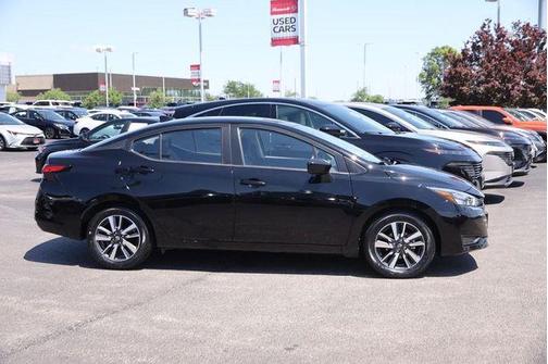 Super Black 2025 Nissan Versa 1.6 SV