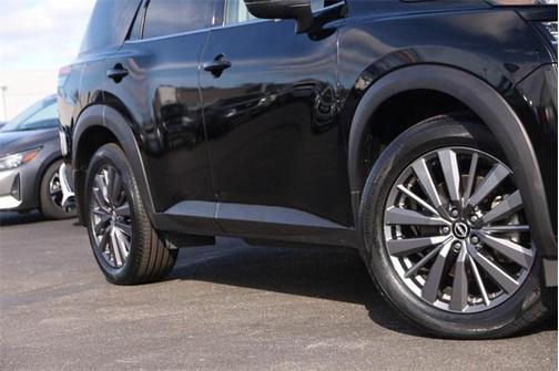 2023 Nissan Pathfinder SL 4WD