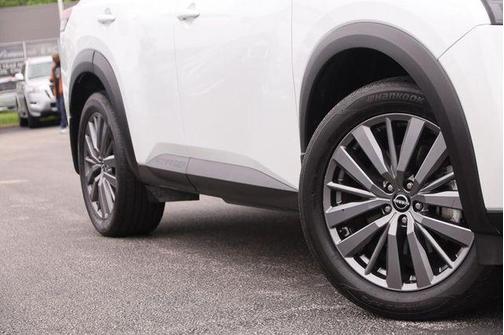 Everest White Pearl 2025 Nissan Pathfinder SL 4WD