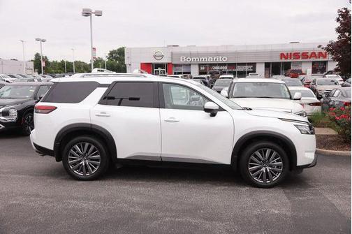Everest White Pearl 2025 Nissan Pathfinder SL 4WD