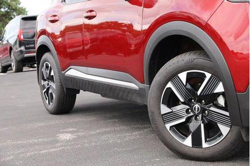 Super Black 2025 Nissan Kicks SR