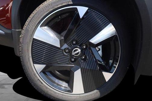 Scarlet 2026 Nissan Kicks SR