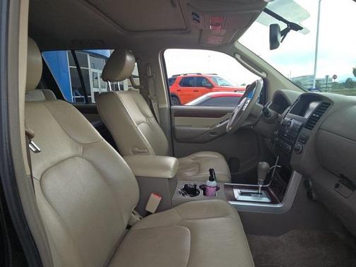 2011 Nissan Pathfinder LE