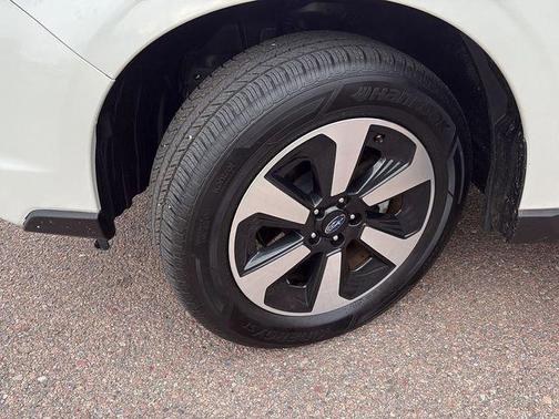 Crystal White Pearl 2018 Subaru Forester 2.5i