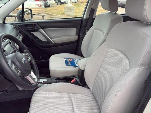 Crystal White Pearl 2018 Subaru Forester 2.5i