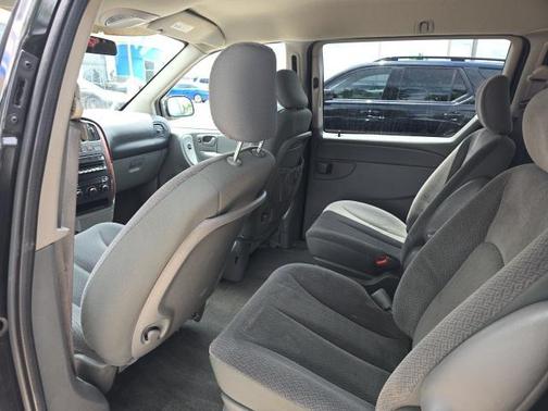 2005 Chrysler Town & Country Base