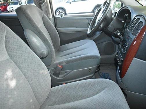 2005 Chrysler Town & Country Base