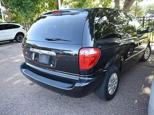 2005 Chrysler Town & Country Base