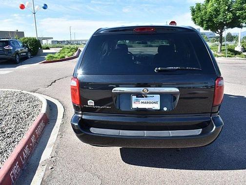 2005 Chrysler Town & Country Base