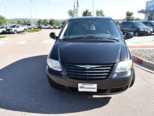 2005 Chrysler Town & Country Base