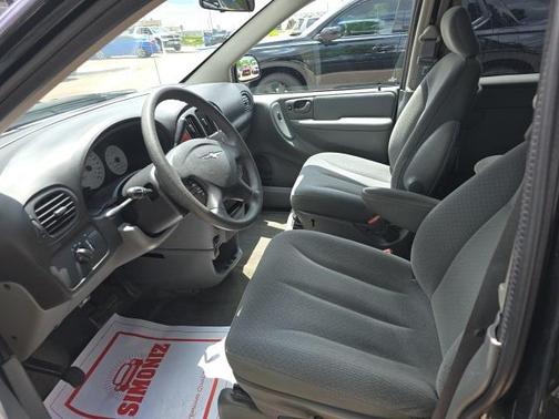 2005 Chrysler Town & Country Base