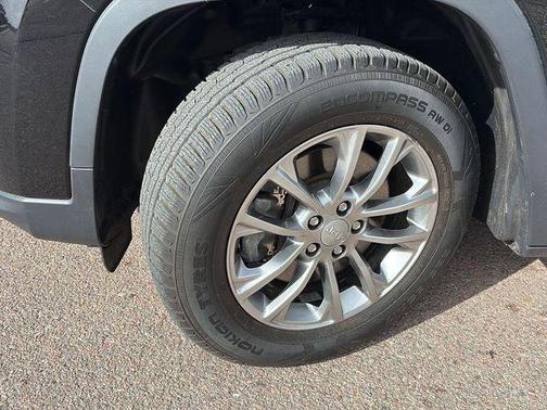 Diamond Black Crystal Pearlcoat 2019 Jeep Cherokee Latitude Plus