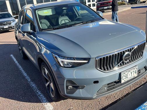 2023 Volvo XC40 B5 Plus Bright Theme